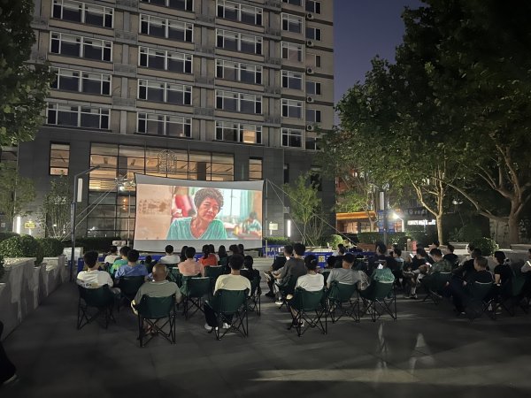 永旺配资端 “露天电影+特惠市集”，打造工会惠民新体验