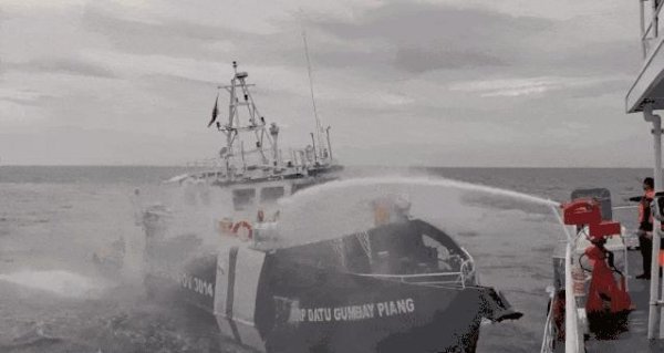 财盛配资 现场画面：菲律宾船员向中国海警举白旗 菲船只非法侵闯黄岩岛领海